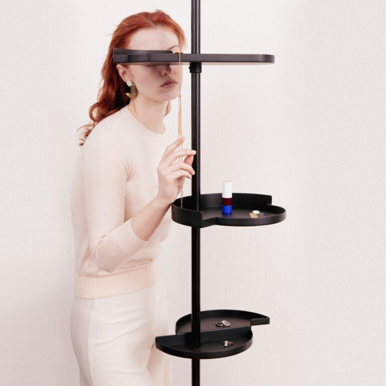 Minimalist telescopic display shelf Alea in black metal by jacobsroom studio Italy