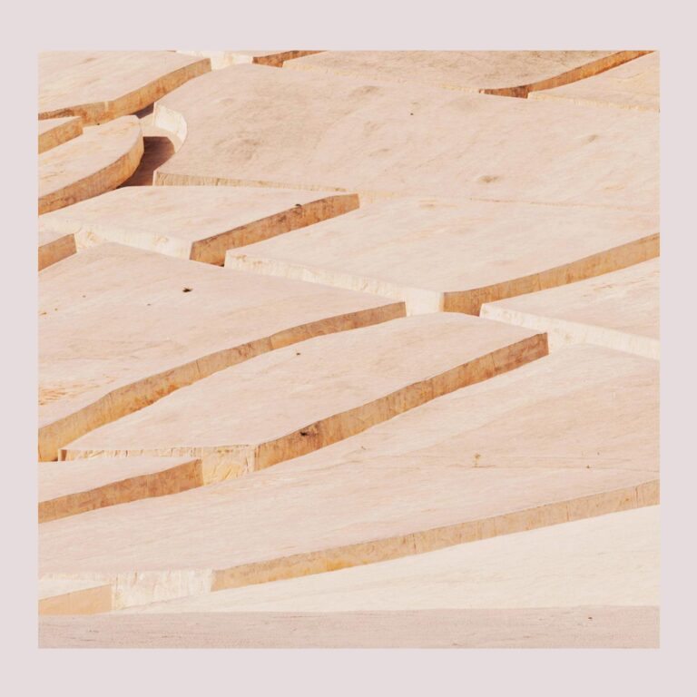 Geometrical stones: inspiration for the minimalist side table Sourire in completely natural materials