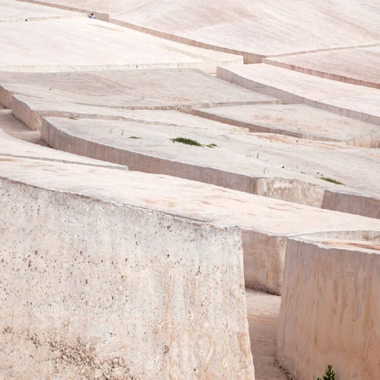 Design inspiration for the minimalist abstract couch table Sourire in recycled maple wood