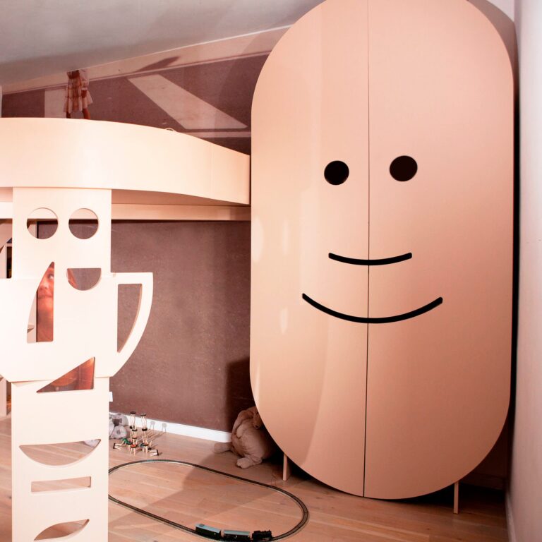The playful childrens wardrobe Maxime inside the robot icon