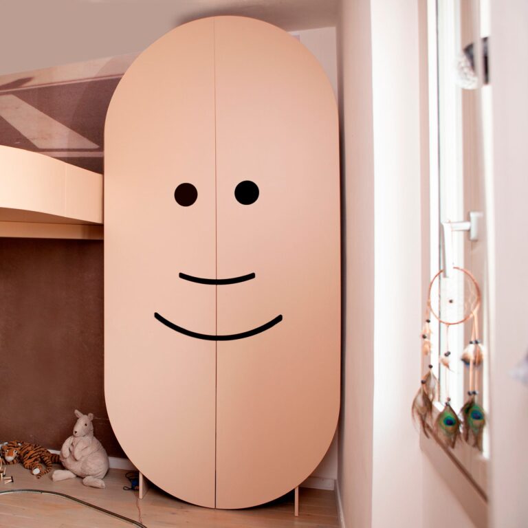 Minimalist robot icon design of the childrens wardrobe Maxime, front view